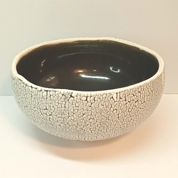 Artist signed artisan textured pottery bowl, with unique glaze design. No flaws - Picture 1 of 8